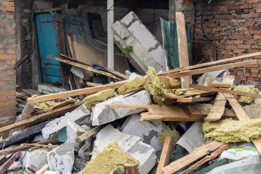 Kharkiv, Ukrayna, 12 Haziran 2025 Kharkiv 'de bir ev bir Rus İHA' sı tarafından vuruldu. Hasar çok büyüktü, ev tamamen yıkıldı, yandı ve çatı parçalandı..