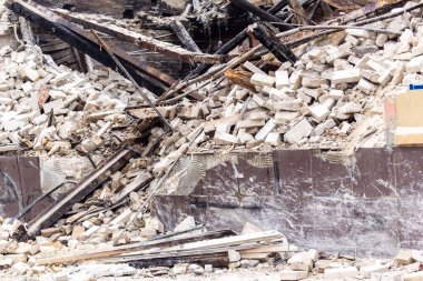 Kharkiv, Ukrayna, 12 Haziran 2025 Kharkiv 'de bir ev bir Rus İHA' sı tarafından vuruldu. Hasar çok büyüktü, ev tamamen yıkıldı, yandı ve çatı parçalandı..