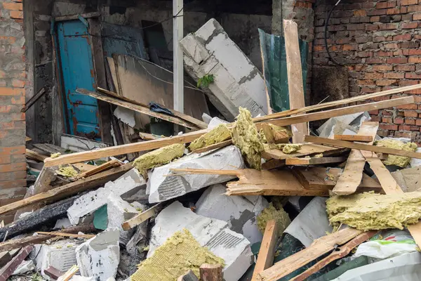 Kharkiv, Ukrayna, 12 Haziran 2025 Kharkiv 'de bir ev bir Rus İHA' sı tarafından vuruldu. Hasar çok büyüktü, ev tamamen yıkıldı, yandı ve çatı parçalandı..