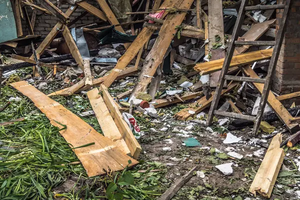 Kharkiv, Ukrayna, 12 Haziran 2025 Kharkiv 'de bir ev bir Rus İHA' sı tarafından vuruldu. Hasar çok büyüktü, ev tamamen yıkıldı, yandı ve çatı parçalandı..