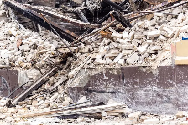 Kharkiv, Ukrayna, 12 Haziran 2025 Kharkiv 'de bir ev bir Rus İHA' sı tarafından vuruldu. Hasar çok büyüktü, ev tamamen yıkıldı, yandı ve çatı parçalandı..