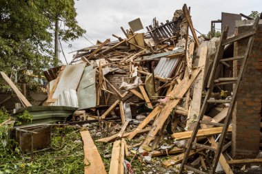 Kharkiv, Ukrayna, 12 Haziran 2025 Kharkiv 'de bir ev bir Rus İHA' sı tarafından vuruldu. Hasar çok büyüktü, ev tamamen yıkıldı, yandı ve çatı parçalandı..