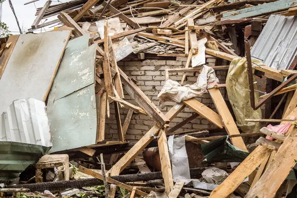 Kharkiv, Ukrayna, 12 Haziran 2025 Kharkiv 'de bir ev bir Rus İHA' sı tarafından vuruldu. Hasar çok büyüktü, ev tamamen yıkıldı, yandı ve çatı parçalandı..