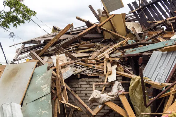 Kharkiv, Ukrayna, 12 Haziran 2025 Kharkiv 'de bir ev bir Rus İHA' sı tarafından vuruldu. Hasar çok büyüktü, ev tamamen yıkıldı, yandı ve çatı parçalandı..