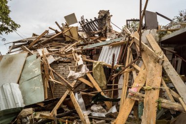 Kharkiv, Ukrayna, 12 Haziran 2025 Kharkiv 'de bir ev bir Rus İHA' sı tarafından vuruldu. Hasar çok büyüktü, ev tamamen yıkıldı, yandı ve çatı parçalandı..