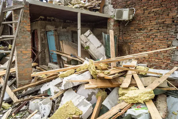 Kharkiv, Ukrayna, 12 Haziran 2025 Kharkiv 'de bir ev bir Rus İHA' sı tarafından vuruldu. Hasar çok büyüktü, ev tamamen yıkıldı, yandı ve çatı parçalandı..