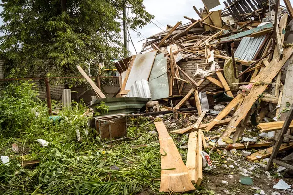 Kharkiv, Ukrayna, 12 Haziran 2025 Kharkiv 'de bir ev bir Rus İHA' sı tarafından vuruldu. Hasar çok büyüktü, ev tamamen yıkıldı, yandı ve çatı parçalandı..