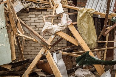 Kharkiv, Ukrayna, 12 Haziran 2025 Kharkiv 'de bir ev bir Rus İHA' sı tarafından vuruldu. Hasar çok büyüktü, ev tamamen yıkıldı, yandı ve çatı parçalandı..