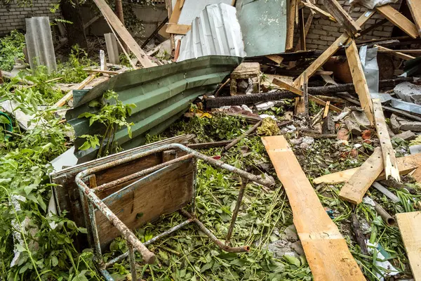 Kharkiv, Ukrayna, 12 Haziran 2025 Kharkiv 'de bir ev bir Rus İHA' sı tarafından vuruldu. Hasar çok büyüktü, ev tamamen yıkıldı, yandı ve çatı parçalandı..