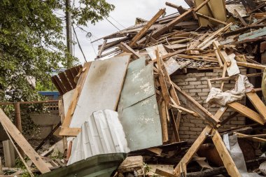 Kharkiv, Ukrayna, 12 Haziran 2025 Kharkiv 'de bir ev bir Rus İHA' sı tarafından vuruldu. Hasar çok büyüktü, ev tamamen yıkıldı, yandı ve çatı parçalandı..