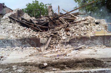 Kharkiv, Ukrayna, 12 Haziran 2025 Kharkiv 'de bir ev bir Rus İHA' sı tarafından vuruldu. Hasar çok büyüktü, ev tamamen yıkıldı, yandı ve çatı parçalandı..