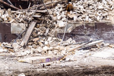 Kharkiv, Ukrayna, 12 Haziran 2025 Kharkiv 'de bir ev bir Rus İHA' sı tarafından vuruldu. Hasar çok büyüktü, ev tamamen yıkıldı, yandı ve çatı parçalandı..