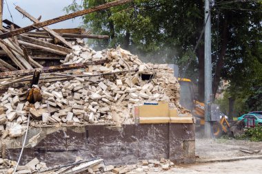 Kharkiv, Ukrayna, 12 Haziran 2025 Kharkiv 'de bir ev bir Rus İHA' sı tarafından vuruldu. Hasar çok büyüktü, ev tamamen yıkıldı, yandı ve çatı parçalandı..