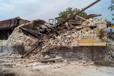 Kharkiv, Ukrayna, 12 Haziran 2025 Kharkiv 'de bir ev bir Rus İHA' sı tarafından vuruldu. Hasar çok büyüktü, ev tamamen yıkıldı, yandı ve çatı parçalandı..