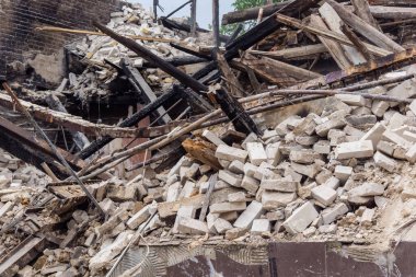 Kharkiv, Ukrayna, 12 Haziran 2025 Kharkiv 'de bir ev bir Rus İHA' sı tarafından vuruldu. Hasar çok büyüktü, ev tamamen yıkıldı, yandı ve çatı parçalandı..