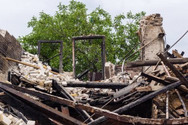 Kharkiv, Ukrayna, 12 Haziran 2025 Kharkiv 'de bir ev bir Rus İHA' sı tarafından vuruldu. Hasar çok büyüktü, ev tamamen yıkıldı, yandı ve çatı parçalandı..