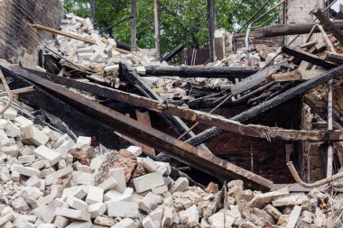 Kharkiv, Ukrayna, 12 Haziran 2025 Kharkiv 'de bir ev bir Rus İHA' sı tarafından vuruldu. Hasar çok büyüktü, ev tamamen yıkıldı, yandı ve çatı parçalandı..