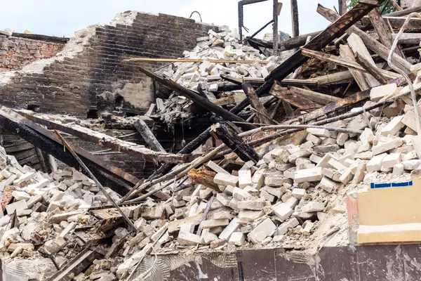 Kharkiv, Ukrayna, 12 Haziran 2025 Kharkiv 'de bir ev bir Rus İHA' sı tarafından vuruldu. Hasar çok büyüktü, ev tamamen yıkıldı, yandı ve çatı parçalandı..