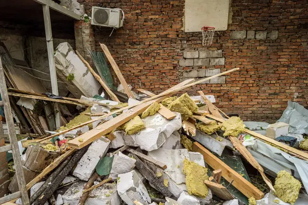 Kharkiv, Ukrayna, 12 Haziran 2025 Kharkiv 'de bir ev bir Rus İHA' sı tarafından vuruldu. Hasar çok büyüktü, ev tamamen yıkıldı, yandı ve çatı parçalandı..