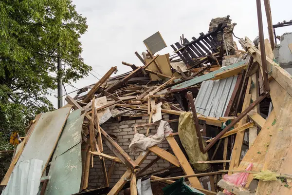 Kharkiv, Ukrayna, 12 Haziran 2025 Kharkiv 'de bir ev bir Rus İHA' sı tarafından vuruldu. Hasar çok büyüktü, ev tamamen yıkıldı, yandı ve çatı parçalandı..