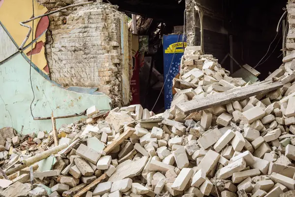 Kharkiv, Ukrayna, 12 Haziran 2025 Kharkiv 'de bir ev bir Rus İHA' sı tarafından vuruldu. Hasar çok büyüktü, ev tamamen yıkıldı, yandı ve çatı parçalandı..