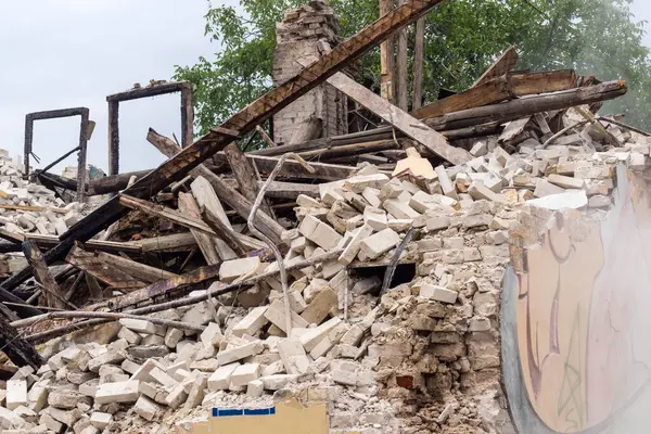 Kharkiv, Ukrayna, 12 Haziran 2025 Kharkiv 'de bir ev bir Rus İHA' sı tarafından vuruldu. Hasar çok büyüktü, ev tamamen yıkıldı, yandı ve çatı parçalandı..