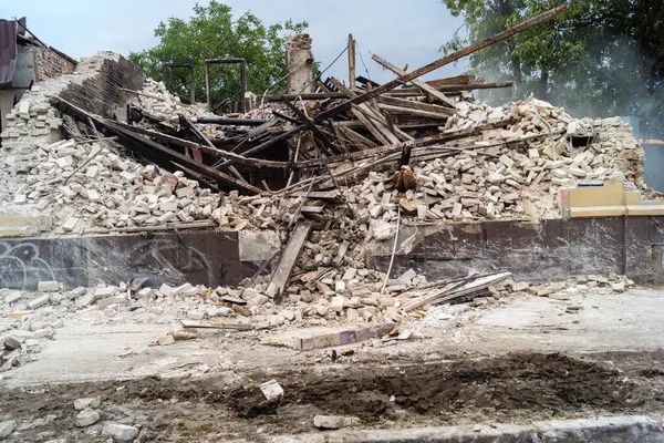 Kharkiv, Ukrayna, 12 Haziran 2025 Kharkiv 'de bir ev bir Rus İHA' sı tarafından vuruldu. Hasar çok büyüktü, ev tamamen yıkıldı, yandı ve çatı parçalandı..