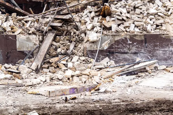 Kharkiv, Ukrayna, 12 Haziran 2025 Kharkiv 'de bir ev bir Rus İHA' sı tarafından vuruldu. Hasar çok büyüktü, ev tamamen yıkıldı, yandı ve çatı parçalandı..