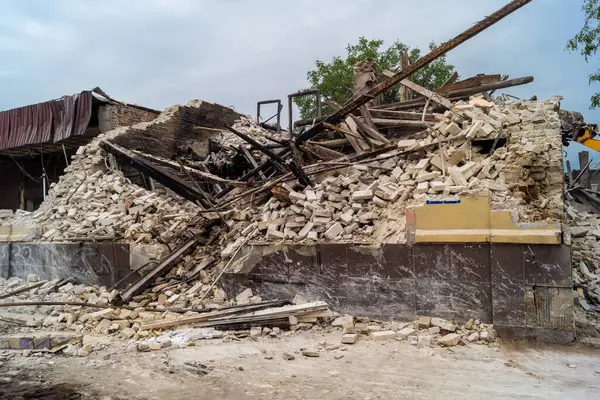 Kharkiv, Ukrayna, 12 Haziran 2025 Kharkiv 'de bir ev bir Rus İHA' sı tarafından vuruldu. Hasar çok büyüktü, ev tamamen yıkıldı, yandı ve çatı parçalandı..