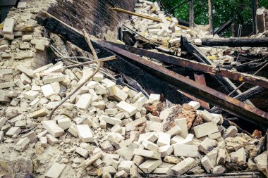 Kharkiv, Ukrayna, 12 Haziran 2025 Kharkiv 'de bir ev bir Rus İHA' sı tarafından vuruldu. Hasar çok büyüktü, ev tamamen yıkıldı, yandı ve çatı parçalandı..