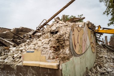 Kharkiv, Ukrayna, 12 Haziran 2025 Kharkiv 'de bir ev bir Rus İHA' sı tarafından vuruldu. Hasar çok büyüktü, ev tamamen yıkıldı, yandı ve çatı parçalandı..