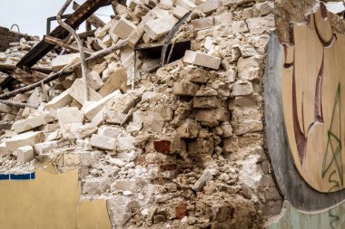 Kharkiv, Ukrayna, 12 Haziran 2025 Kharkiv 'de bir ev bir Rus İHA' sı tarafından vuruldu. Hasar çok büyüktü, ev tamamen yıkıldı, yandı ve çatı parçalandı..