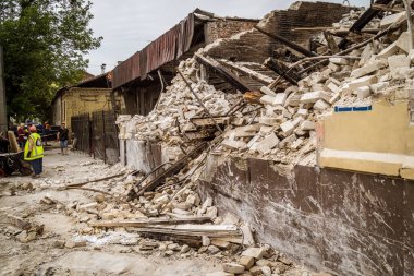 Kharkiv, Ukrayna, 12 Haziran 2025 Kharkiv 'de bir ev bir Rus İHA' sı tarafından vuruldu. Hasar çok büyüktü, ev tamamen yıkıldı, yandı ve çatı parçalandı..