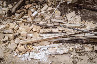 Kharkiv, Ukrayna, 12 Haziran 2025 Kharkiv 'de bir ev bir Rus İHA' sı tarafından vuruldu. Hasar çok büyüktü, ev tamamen yıkıldı, yandı ve çatı parçalandı..