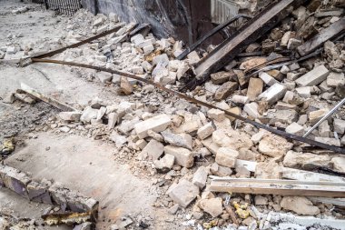 Kharkiv, Ukrayna, 12 Haziran 2025 Kharkiv 'de bir ev bir Rus İHA' sı tarafından vuruldu. Hasar çok büyüktü, ev tamamen yıkıldı, yandı ve çatı parçalandı..