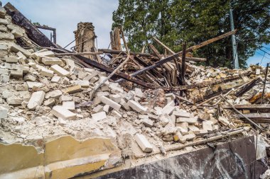 Kharkiv, Ukrayna, 12 Haziran 2025 Kharkiv 'de bir ev bir Rus İHA' sı tarafından vuruldu. Hasar çok büyüktü, ev tamamen yıkıldı, yandı ve çatı parçalandı..