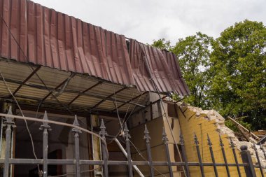 Kharkiv, Ukrayna, 12 Haziran 2025 Kharkiv 'de bir ev bir Rus İHA' sı tarafından vuruldu. Hasar çok büyüktü, ev tamamen yıkıldı, yandı ve çatı parçalandı..