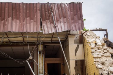 Kharkiv, Ukrayna, 12 Haziran 2025 Kharkiv 'de bir ev bir Rus İHA' sı tarafından vuruldu. Hasar çok büyüktü, ev tamamen yıkıldı, yandı ve çatı parçalandı..