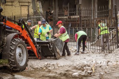 Kharkiv, Ukrayna, 12 Haziran 2025 Temizlikçiler bir Rus Shahed İHA 'sının çarptığı bir ev üzerinde çalışıyorlar. Hasar büyük, ev tamamen yıkılmış, yanmış ve çatısı sökülmüş..