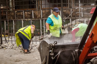 Kharkiv, Ukrayna, 12 Haziran 2025 Temizlikçiler bir Rus Shahed İHA 'sının çarptığı bir ev üzerinde çalışıyorlar. Hasar büyük, ev tamamen yıkılmış, yanmış ve çatısı sökülmüş..