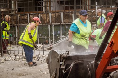 Kharkiv, Ukrayna, 12 Haziran 2025 Temizlikçiler bir Rus Shahed İHA 'sının çarptığı bir ev üzerinde çalışıyorlar. Hasar büyük, ev tamamen yıkılmış, yanmış ve çatısı sökülmüş..