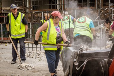 Kharkiv, Ukrayna, 12 Haziran 2025 Temizlikçiler bir Rus Shahed İHA 'sının çarptığı bir ev üzerinde çalışıyorlar. Hasar büyük, ev tamamen yıkılmış, yanmış ve çatısı sökülmüş..