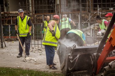 Kharkiv, Ukrayna, 12 Haziran 2025 Temizlikçiler bir Rus Shahed İHA 'sının çarptığı bir ev üzerinde çalışıyorlar. Hasar büyük, ev tamamen yıkılmış, yanmış ve çatısı sökülmüş..