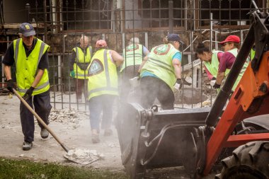 Kharkiv, Ukrayna, 12 Haziran 2025 Temizlikçiler bir Rus Shahed İHA 'sının çarptığı bir ev üzerinde çalışıyorlar. Hasar büyük, ev tamamen yıkılmış, yanmış ve çatısı sökülmüş..