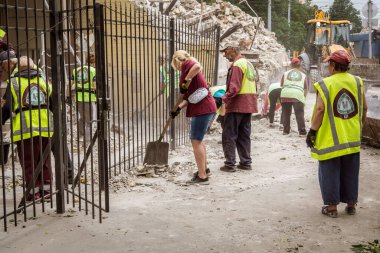 Kharkiv, Ukrayna, 12 Haziran 2025 Temizlikçiler bir Rus Shahed İHA 'sının çarptığı bir ev üzerinde çalışıyorlar. Hasar büyük, ev tamamen yıkılmış, yanmış ve çatısı sökülmüş..