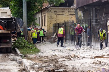 Kharkiv, Ukrayna, 12 Haziran 2025 Temizlikçiler bir Rus Shahed İHA 'sının çarptığı bir ev üzerinde çalışıyorlar. Hasar büyük, ev tamamen yıkılmış, yanmış ve çatısı sökülmüş..