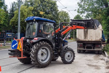 Kharkiv, Ukrayna, 12 Haziran 2025 Temizlikçiler bir Rus Shahed İHA 'sının çarptığı bir ev üzerinde çalışıyorlar. Hasar büyük, ev tamamen yıkılmış, yanmış ve çatısı sökülmüş..