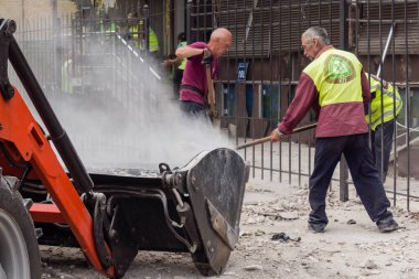 Kharkiv, Ukrayna, 12 Haziran 2025 Temizlikçiler bir Rus Shahed İHA 'sının çarptığı bir ev üzerinde çalışıyorlar. Hasar büyük, ev tamamen yıkılmış, yanmış ve çatısı sökülmüş..