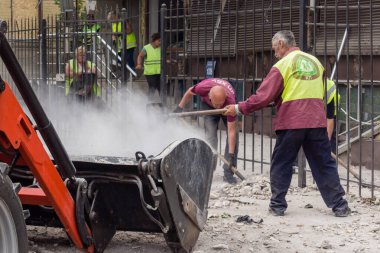 Kharkiv, Ukrayna, 12 Haziran 2025 Temizlikçiler bir Rus Shahed İHA 'sının çarptığı bir ev üzerinde çalışıyorlar. Hasar büyük, ev tamamen yıkılmış, yanmış ve çatısı sökülmüş..