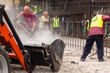 Kharkiv, Ukrayna, 12 Haziran 2025 Temizlikçiler bir Rus Shahed İHA 'sının çarptığı bir ev üzerinde çalışıyorlar. Hasar büyük, ev tamamen yıkılmış, yanmış ve çatısı sökülmüş..